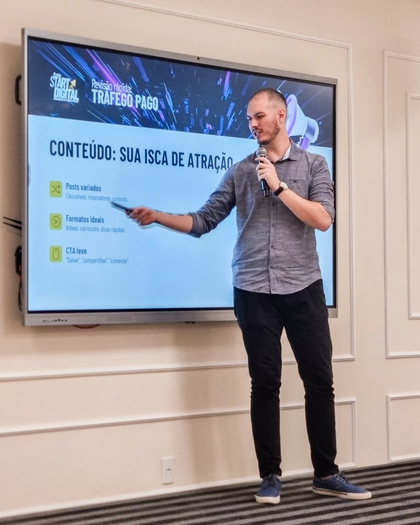 Viktor Noebauer, fundador da Wave, em uma palestra sobre marketing e tráfego pago